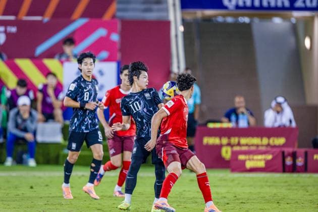 Football FIFA U17 World Cup Qatar 2025 Switzerland vs South Korea Group F Match 36 Kim Yegeon South Korea, 10 Ethan Bruchez Switzerland, 17 Kim Jisung South Korea, 8 Nico Lazri Switzerland, 8 Copyright: xRedhaxHosnixSegganix
