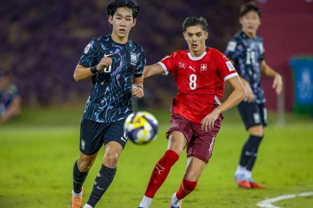 Football FIFA U17 World Cup Qatar 2025 Switzerland vs South Korea Group F Match 36 Kim Jisung South Korea, 8 Nico Lazri Switzerland, 8 Copyright: xRedhaxHosnixSegganix