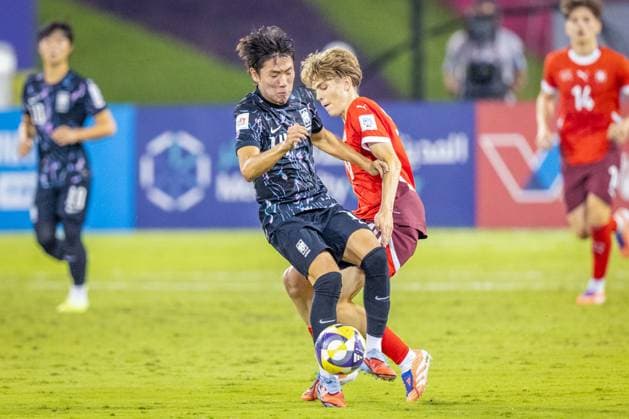Football FIFA U17 World Cup Qatar 2025 Switzerland vs South Korea Group F Match 36 Park Hyunsu South Korea, 14 Mladen Mijajlovic Switzerland, 10 Copyright: xRedhaxHosnixSegganix
