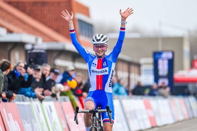 2025 UEC Cyclo-Cross EC - Women Juniors MIDDELKERKE, BELGIUM - NOVEMBER 08 : Bukovska Barbora (CZE) celebrating her victory during the 2025 UEC Cyclo-Cross European Championships for Women Juniors on November 08, 2025 in Middelkerke, Belgium, 08 11 2025 Middelkerke Belgium  Copyright: xNicoxVereeckenx