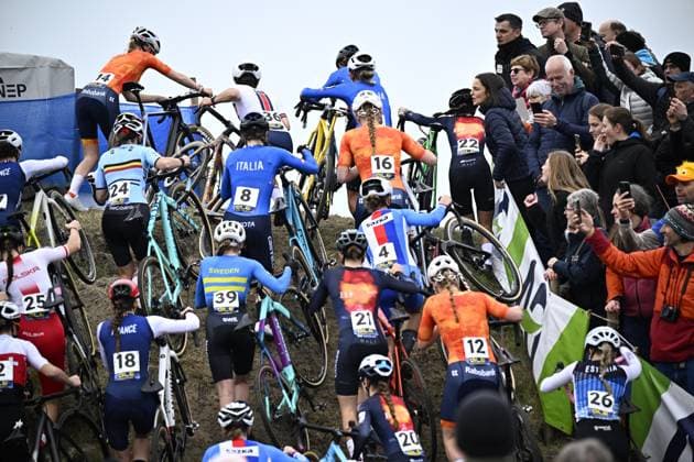 Belgian Zita Peeters (24) pictured in the pack during the junior women race at the UEC Cyclocross European Championships, Saturday 08 November 2025, in Middelkerke. JASPERxJACOBS  x140144666x