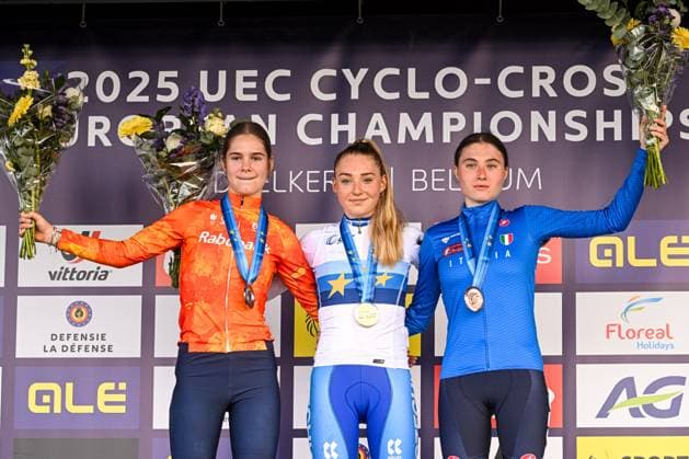 2025 UEC Cyclo-Cross EC - Women Juniors MIDDELKERKE, BELGIUM - NOVEMBER 08 : Azzetti Heidi (ITA), Jochems Nynke (NLD), Bukovska Barbora (CZE) on the podium with her medals during the 2025 UEC Cyclo-Cross European Championships for Women Juniors on November 08, 2025 in Middelkerke, Belgium, 08 11 2025 Middelkerke Belgium  Copyright: xNicoxVereeckenx