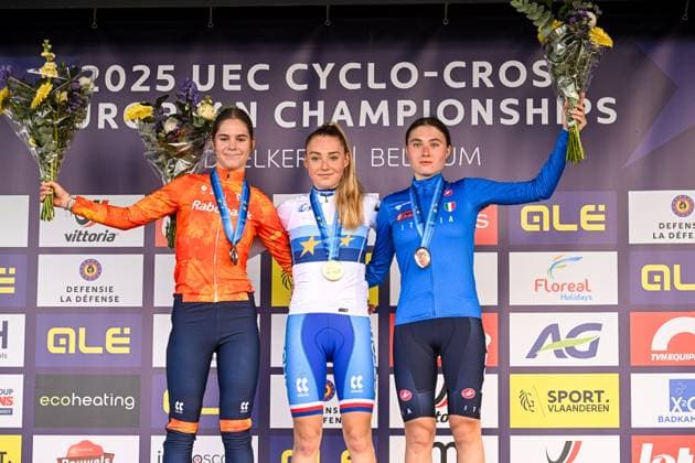 2025 UEC Cyclo-Cross EC - Women Juniors MIDDELKERKE, BELGIUM - NOVEMBER 08 : Azzetti Heidi (ITA), Jochems Nynke (NLD), Bukovska Barbora (CZE) on the podium with her medals during the 2025 UEC Cyclo-Cross European Championships for Women Juniors on November 08, 2025 in Middelkerke, Belgium, 08 11 2025 Middelkerke Belgium  Copyright: xNicoxVereeckenx