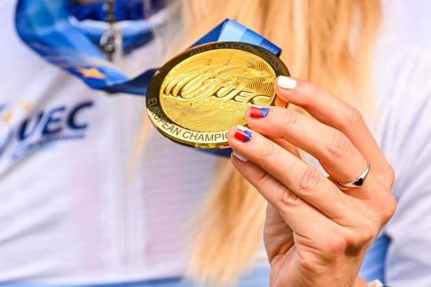 2025 UEC Cyclo-Cross EC - Women Juniors MIDDELKERKE, BELGIUM - NOVEMBER 08 : Bukovska Barbora (CZE) on the podium with her medal during the 2025 UEC Cyclo-Cross European Championships for Women Juniors on November 08, 2025 in Middelkerke, Belgium, 08 11 2025 Middelkerke Belgium  Copyright: xNicoxVereeckenx