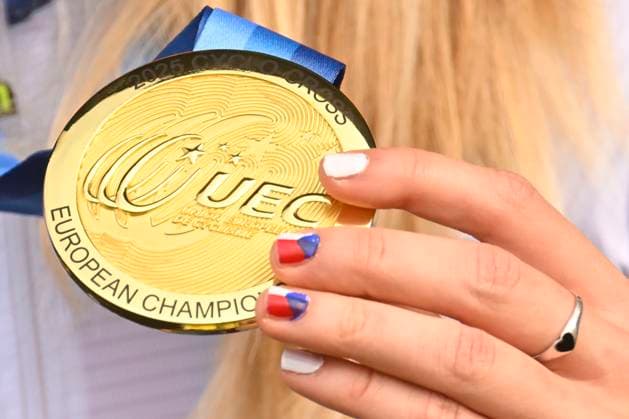 2025 UEC Cyclo-Cross EC - Women Juniors MIDDELKERKE, BELGIUM - NOVEMBER 08 : Illustration picture showing a golden medal of Bukovska Barbora (CZE) during the 2025 UEC Cyclo-Cross European Championships for Women Juniors on November 08, 2025 in Middelkerke, Belgium, 08 11 2025 Middelkerke Belgium  Copyright: xNicoxVereeckenx