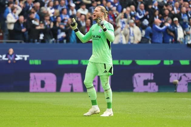 08 11 2025, xrekx, Soccer 2 Bundesliga, FC Schalke 04 SV Elversberg v l Loris Karius FC Schalke 04 celebrates Hasan Kurucay FC Schalke 04s goal for 1 0 DFL DFB REGULATIONS PROHIBIT ANY USE OF PHOTOGRAPHS as IMAGE SEQUENCES and or QUASI VIDEO Gelsenkirchen