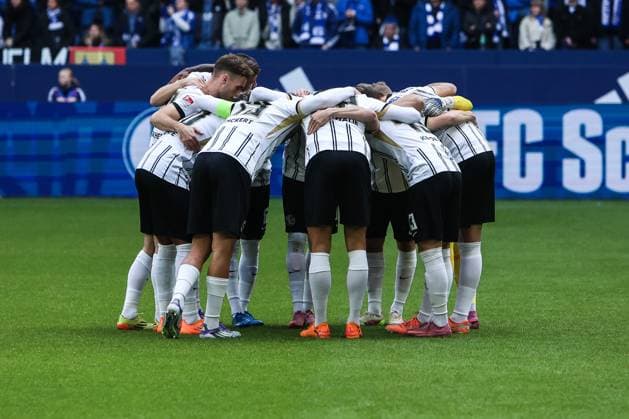 Sport, Football, 2 Bundesliga Season 2025 2026 12 Matchday FC Schalke 04 SV Elversberg 08 11 2025, VELTINS Arena Teamkreis SV Elversberg Gelsenkirchen VELTINS Arena Nordrhein Westfalen Germany