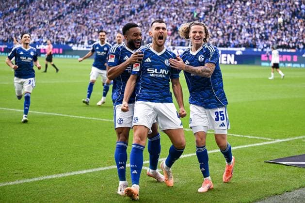 08 11 2025, Football, 2 Bundesliga, Season 2025 2026, Matchday 12, FC Schalke 04 SV Elversberg, Hasan Kurucay FC Schalke 04 celebrates the goal for 1 0, Moussa Sylla FC Schalke 04 , Mika Wallentowitz FC Schalke 04 xRHR PHOTO YYx Copyright: KROEGER RHR-FOTOx RHR-FOTO YY