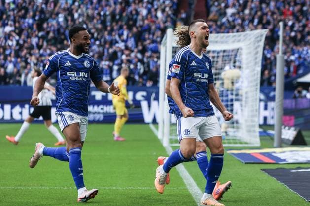 Sport, Soccer, 2 Bundesliga Season 2025 2026 12 Matchday FC Schalke 04 SV Elversberg 08 11 2025, VELTINS Arena Goal celebration FC Schalke 04 after the goal to 1 0 by Hasan Kurucay FC Schalke 04, 4 the players are happy Gelsenkirchen VELTINS Arena North Rhine-Westphalia Germany