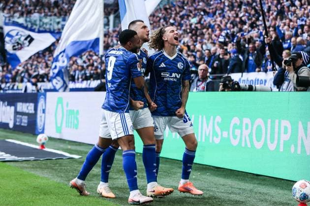Sport, Soccer, 2 Bundesliga Season 2025 2026 12 Matchday FC Schalke 04 SV Elversberg 08 11 2025, VELTINS Arena Goal celebration FC Schalke 04 after the goal to 1 0 by Hasan Kurucay FC Schalke 04, 4 the players are happy Gelsenkirchen VELTINS Arena North Rhine-Westphalia Germany