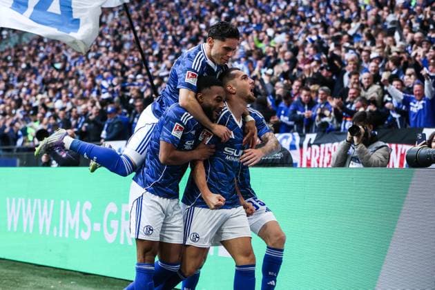 Sport, Soccer, 2 Bundesliga Season 2025 2026 12 Matchday FC Schalke 04 SV Elversberg 08 11 2025, VELTINS Arena Goal celebration FC Schalke 04 after the goal to 1 0 by Hasan Kurucay FC Schalke 04, 4 the players are happy Gelsenkirchen VELTINS Arena North Rhine-Westphalia Germany