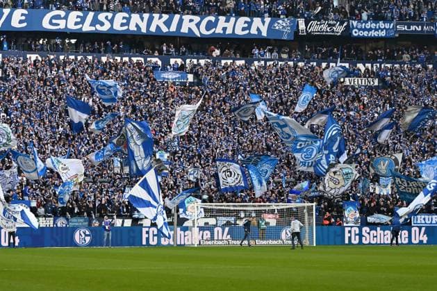 Fans Schalke 04 mit Flaggen Bannern waehrend des Spiels der 2. Bundesliga zwischen FC Schalke 04 und SV Elversberg, Veltins-Arena am 08. November 2025 in Gelsenkirchen, Deutschland. (Foto von Ralf Treese DeFodi Images) +++ Fans Schalke 04 with flags banner during the 2. Bundesliga match between FC Schalke 04 and SV Elversberg at Veltins-Arena on November 8, 2025 in Gelsenkirchen, Germany. (Photo by Ralf Treese DeFodi Images) (Photo by Ralf Treese DeFodi Images) Fans Schalke 04 with flags banner during the 2 Bundesliga match between FC Schalke 04 and SV Elversberg, Veltins Arena on November 08, 2025 in Gelsenkirchen, Germany Photo by Ralf Treese DeFodi Images Fans Schalke 04 with flags banner during the 2 Bundesliga match between FC Schalke 04 and SV Elversberg at Veltins Arena on November 8, 2025 in Gelsenkirchen, Germany Photo by Ralf Treese DeFodi Images Photo by Ralf Treese DeFodi Images