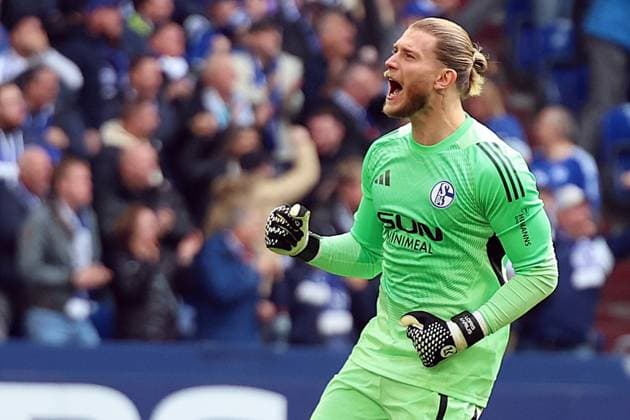 08 11 2025, xrekx, Soccer 2 Bundesliga, FC Schalke 04 SV Elversberg v l Loris Karius FC Schalke 04 celebrates Hasan Kurucay FC Schalke 04s goal for 1 0 DFL DFB REGULATIONS PROHIBIT ANY USE OF PHOTOGRAPHS as IMAGE SEQUENCES and or QUASI VIDEO Gelsenkirchen