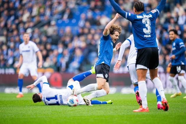 08 11 2025 Soccer, 2025 2026, 2 Bundesliga, Matchday 12, DSC Arminia Bielefeld Karlsruher SC L R Philipp Förster Karlsruhe , Mael Corboz Bielefeld DFL REGULATIONS PROHIBIT ANY USE OF PHOTOGRAPHS AS IMAGE SEQUENCES AND OR QUASI VIDEO