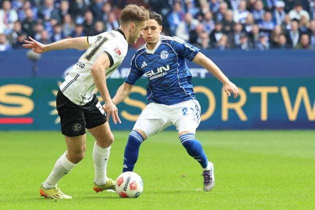08 11 2025, xrekx, Soccer 2 Bundesliga, FC Schalke 04 SV Elversberg v l Tom Zimmerschied SV 07 Elversberg Soufiane El Faouzi FC Schalke 04 Zweikampf, Aktion, action, battle for the ball DFL DFB REGULATIONS PROHIBIT ANY USE OF PHOTOGRAPHS as IMAGE SEQUENCES and or QUASI VIDEO Gelsenkirchen