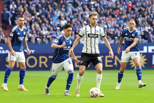 08 11 2025, xrekx, Soccer 2 Bundesliga, FC Schalke 04 SV Elversberg v l Tom Zimmerschied SV 07 Elversberg Soufiane El Faouzi FC Schalke 04 Zweikampf, Aktion, action, battle for the ball DFL DFB REGULATIONS PROHIBIT ANY USE OF PHOTOGRAPHS as IMAGE SEQUENCES and or QUASI VIDEO Gelsenkirchen