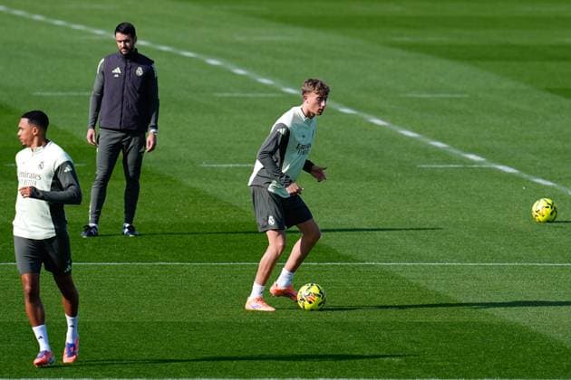November 8, 2025, Valdebebas, Madrid, Spain: Dean Huijsen during the Real Madrid training session ahead their upcoming Spanish League, LaLiga EA Sports, football match against Rayo Vallecano at Ciudad Deportiva Real Madrid on November 8, 2025, in Valdebebas, Madrid, Spain. Valdebebas Spain - ZUMAa181 20251108_zaa_a181_005 Copyright: xDennisxAgyemanx