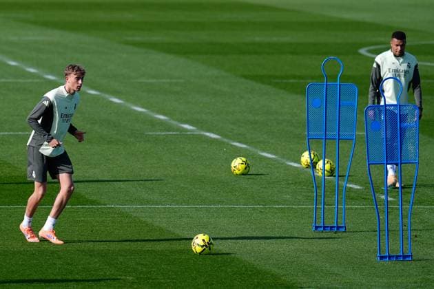 November 8, 2025, Valdebebas, Madrid, Spain: Dean Huijsen during the Real Madrid training session ahead their upcoming Spanish League, LaLiga EA Sports, football match against Rayo Vallecano at Ciudad Deportiva Real Madrid on November 8, 2025, in Valdebebas, Madrid, Spain. Valdebebas Spain - ZUMAa181 20251108_zaa_a181_006 Copyright: xDennisxAgyemanx