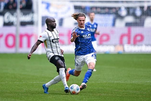 08 11 2025, Football, 2 Bundesliga, Season 2025 2026, Matchday 12, FC Schalke 04 SV Elversberg, Amara Conde SV Elversberg , Mika Wallentowitz FC Schalke 04 xRHR PHOTO YYx Copyright: KROEGER RHR-FOTOx RHR-FOTO YY