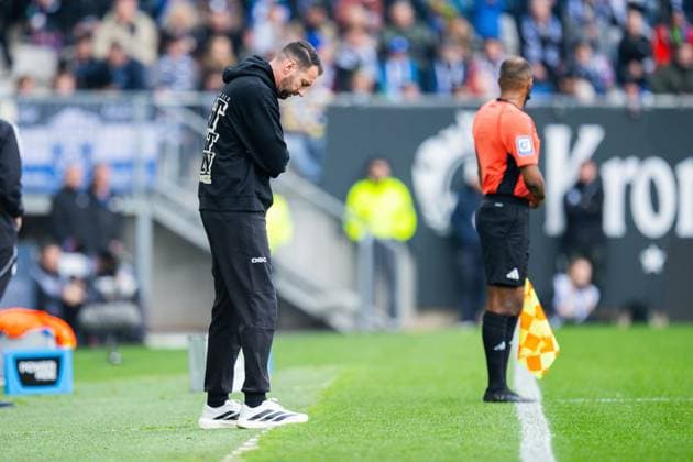 08 11 2025 Soccer, 2025 2026, 2 Bundesliga, Matchday 12, DSC Arminia Bielefeld Karlsruher SC Mitch Kniat Coach Bielefeld DFL REGULATIONS PROHIBIT ANY USE OF PHOTOGRAPHS AS IMAGE SEQUENCES AND OR QUASI VIDEO