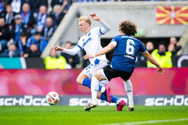 08 11 2025 Soccer, 2025 2026, 2 Bundesliga, Matchday 12, DSC Arminia Bielefeld Karlsruher SC L R Leon Opitz Karlsruhe , Mael Corboz Bielefeld DFL REGULATIONS PROHIBIT ANY USE OF PHOTOGRAPHS AS IMAGE SEQUENCES AND OR QUASI VIDEO