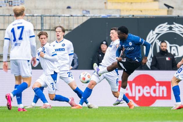 08 11 2025 Soccer, 2025 2026, 2 Bundesliga, Matchday 12, DSC Arminia Bielefeld Karlsruher SC L R Leon Opitz Karlsruhe , Dzenis Burnic Karlsruhe , David Herold Karlsruhe , Nicolai Rapp Karlsruhe , Benjamin Boakye Bielefeld DFL REGULATIONS PROHIBIT ANY USE OF PHOTOGRAPHS AS IMAGE SEQUENCES AND OR QUASI VIDEO