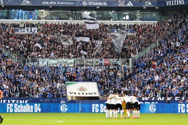 08 11 2025, xrekx, Soccer 2 Bundesliga, FC Schalke 04 SV Elversberg v l Teamkreis Elversberg Fans ,Atmosphere, Scarves, Shirt, Flag, Banner, Ultras, Spectators, Visitors, Choreo, Choreography, atmosphere, spectators, Visitors DFL DFB REGULATIONS PROHIBIT ANY USE OF PHOTOGRAPHS as IMAGE SEQUENCES and or QUASI VIDEO Gelsenkirchen