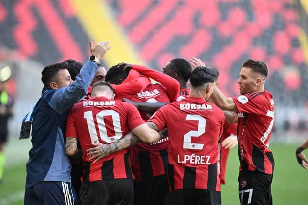 Gaziantep FK v Caykur Rizespor - Turkish Super Lig GAZIANTEP, TURKIYE - NOVEMBER 08: Players of Gaziantep FK celebrate after scoring a goal during the Turkish Super Lig week 12 football match between Gaziantep FK and Caykur Rizespor in Gaziantep, Turkiye on November 08, 2025. Adsiz Gunebakan Anadolu Gaziantep Turkey. Editorial use only. Please get in touch for any other usage.  Copyright: x2025xAnadoluxAdsizxGunebakanx