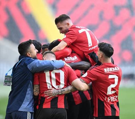 Gaziantep FK v Caykur Rizespor - Turkish Super Lig GAZIANTEP, TURKIYE - NOVEMBER 08: Players of Gaziantep FK celebrate after scoring a goal during the Turkish Super Lig week 12 football match between Gaziantep FK and Caykur Rizespor in Gaziantep, Turkiye on November 08, 2025. Adsiz Gunebakan Anadolu Gaziantep Turkey. Editorial use only. Please get in touch for any other usage.  Copyright: x2025xAnadoluxAdsizxGunebakanx