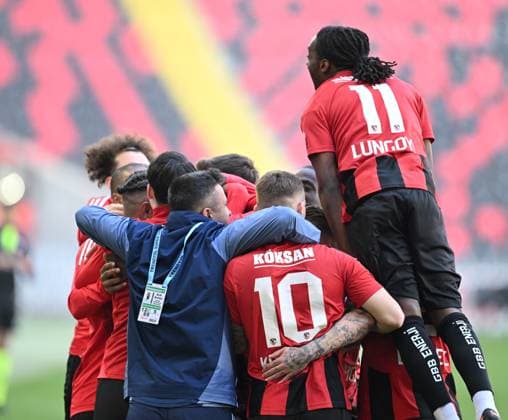 Gaziantep FK v Caykur Rizespor - Turkish Super Lig GAZIANTEP, TURKIYE - NOVEMBER 08: Players of Gaziantep FK celebrate after scoring a goal during the Turkish Super Lig week 12 football match between Gaziantep FK and Caykur Rizespor in Gaziantep, Turkiye on November 08, 2025. Adsiz Gunebakan Anadolu Gaziantep Turkey. Editorial use only. Please get in touch for any other usage.  Copyright: x2025xAnadoluxAdsizxGunebakanx