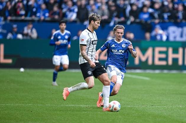 08 11 2025, Football, 2 Bundesliga, Season 2025 2026, Matchday 12, FC Schalke 04 SV Elversberg, Lukas Pinckert SV Elversberg , Mika Wallentowitz FC Schalke 04 xRHR PHOTO YYx Copyright: KROEGER RHR-FOTOx RHR-FOTO YY