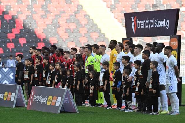 Gaziantep FK v Caykur Rizespor - Turkish Super Lig GAZIANTEP, TURKIYE - NOVEMBER 8: Players of Gaziantep FK and Caykur Rizespor line up ahead of Turkish Super Lig week 12 football match between Gaziantep FK and Caykur Rizespor at Gaziantep Stadium in Gaziantep, Turkiye on November 8, 2025. Adsiz Gunebakan Anadolu Gaziantep Turkey. Editorial use only. Please get in touch for any other usage.  Copyright: x2025xAnadoluxAdsizxGunebakanx