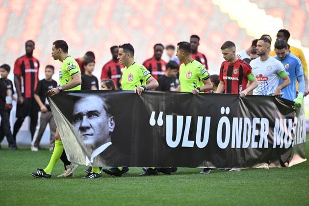 Gaziantep FK v Caykur Rizespor - Turkish Super Lig GAZIANTEP, TURKIYE - NOVEMBER 8: The teams takes to the field carrying a banner reading, We remember our great leader Mustafa Kemal Ataturk with respect, longing, and gratitude ahead of Turkish Super Lig week 12 football match between Gaziantep FK and Caykur Rizespor at Gaziantep Stadium in Gaziantep, Turkiye on November 8, 2025. Adsiz Gunebakan Anadolu Gaziantep Turkey. Editorial use only. Please get in touch for any other usage.  Copyright: x2025xAnadoluxAdsizxGunebakanx