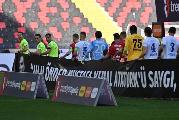 Gaziantep FK v Caykur Rizespor - Turkish Super Lig GAZIANTEP, TURKIYE - NOVEMBER 8: The teams takes to the field carrying a banner reading, We remember our great leader Mustafa Kemal Ataturk with respect, longing, and gratitude ahead of Turkish Super Lig week 12 football match between Gaziantep FK and Caykur Rizespor at Gaziantep Stadium in Gaziantep, Turkiye on November 8, 2025. Adsiz Gunebakan Anadolu Gaziantep Turkey. Editorial use only. Please get in touch for any other usage.  Copyright: x2025xAnadoluxAdsizxGunebakanx