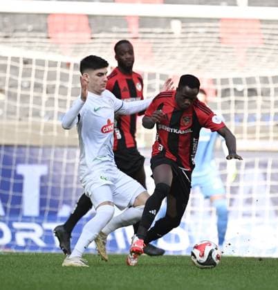 Gaziantep FK v Caykur Rizespor - Turkish Super Lig GAZIANTEP, TURKIYE - NOVEMBER 8: Kamara (R) of Gaziantep FK in action during the Turkish Super Lig week 12 football match between Gaziantep FK and Caykur Rizespor at Gaziantep Stadium in Gaziantep, Turkiye on November 8, 2025. Adsiz Gunebakan Anadolu Gaziantep Turkey. Editorial use only. Please get in touch for any other usage.  Copyright: x2025xAnadoluxAdsizxGunebakanx