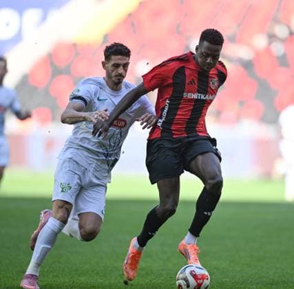Gaziantep FK v Caykur Rizespor - Turkish Super Lig GAZIANTEP, TURKIYE - NOVEMBER 8: Bayo (R) of Gaziantep FK in action during the Turkish Super Lig week 12 football match between Gaziantep FK and Caykur Rizespor at Gaziantep Stadium in Gaziantep, Turkiye on November 8, 2025. Adsiz Gunebakan Anadolu Gaziantep Turkey. Editorial use only. Please get in touch for any other usage.  Copyright: x2025xAnadoluxAdsizxGunebakanx