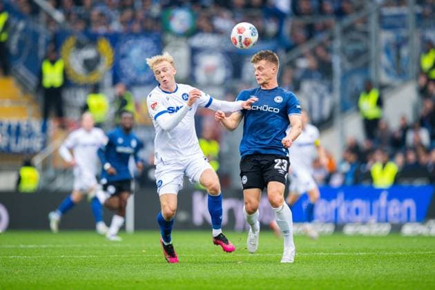 08 11 2025 Soccer, 2025 2026, 2 Bundesliga, Matchday 12, DSC Arminia Bielefeld Karlsruher SC L R Leon Opitz Karlsruhe , Leon Schneider Bielefeld DFL REGULATIONS PROHIBIT ANY USE OF PHOTOGRAPHS AS IMAGE SEQUENCES AND OR QUASI VIDEO