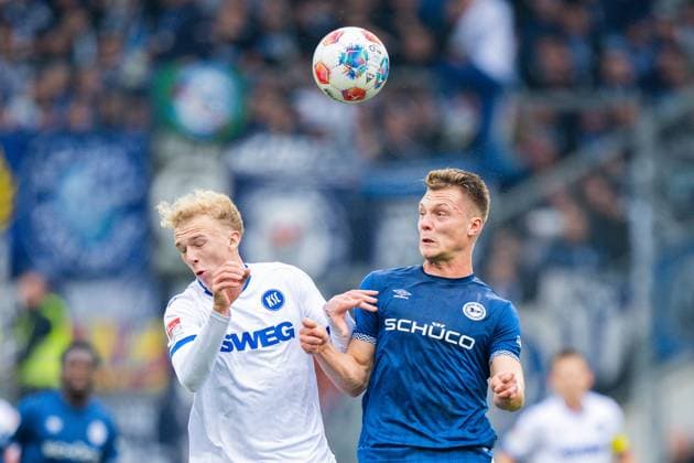08 11 2025 Soccer, 2025 2026, 2 Bundesliga, Matchday 12, DSC Arminia Bielefeld Karlsruher SC L R Leon Opitz Karlsruhe , Leon Schneider Bielefeld DFL REGULATIONS PROHIBIT ANY USE OF PHOTOGRAPHS AS IMAGE SEQUENCES AND OR QUASI VIDEO