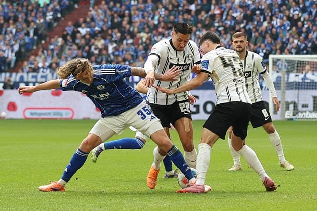 08 11 2025, xrekx, Soccer 2 Bundesliga, FC Schalke 04 SV Elversberg v l Mika Wallentowitz FC Schalke 04 Younes Ebnoutalib SV 07 Elversberg Felix Keidel SV 07 Elversberg Zweikampf, Aktion, action, battle for the ball DFL DFB REGULATIONS PROHIBIT ANY USE OF PHOTOGRAPHS as IMAGE SEQUENCES and or QUASI VIDEO Gelsenkirchen