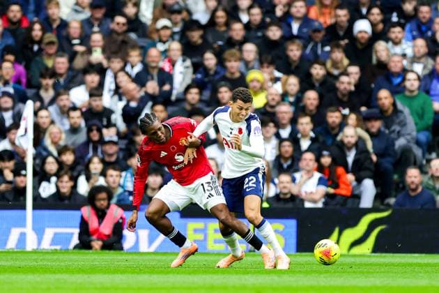 Tottenham Hotspur v Manchester United, ManU Premier League 08 11 2025. Patrick Dorgu (13) of Manchester United tussles with Brennan Johnson (22) of Tottenham Hotspur during the Premier League match between Tottenham Hotspur and Manchester United at Tottenham Hotspur Stadium, London, United Kingdom on 8 November 2025. Editorial use only DataCo restrictions apply See www.football-dataco.com , Copyright: xNigelxKeenex PSI-23192-0014