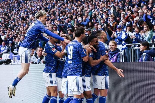 Sport, Soccer, 2 Bundesliga Season 2025 2026 12 Matchday FC Schalke 04 SV Elversberg 08 11 2025, VELTINS Arena Goal celebration FC Schalke 04 after the goal to 1 0 by Hasan Kurucay FC Schalke 04, 4 the players are happy Gelsenkirchen VELTINS Arena North Rhine-Westphalia Germany