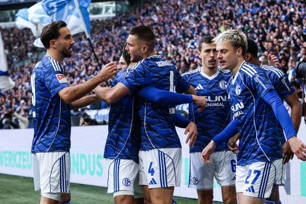 Sport, Soccer, 2 Bundesliga Season 2025 2026 12 Matchday FC Schalke 04 SV Elversberg 08 11 2025, VELTINS Arena Goal celebration FC Schalke 04 after the goal to 1 0 by Hasan Kurucay FC Schalke 04, 4 the players are happy Gelsenkirchen VELTINS Arena North Rhine-Westphalia Germany