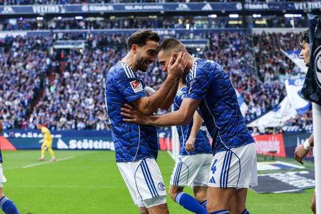 Sport, Soccer, 2 Bundesliga Season 2025 2026 12 Matchday FC Schalke 04 SV Elversberg 08 11 2025, VELTINS Arena Goal celebration FC Schalke 04 after the goal to 1 0 by Hasan Kurucay FC Schalke 04, 4 the players are happy Gelsenkirchen VELTINS Arena North Rhine-Westphalia Germany