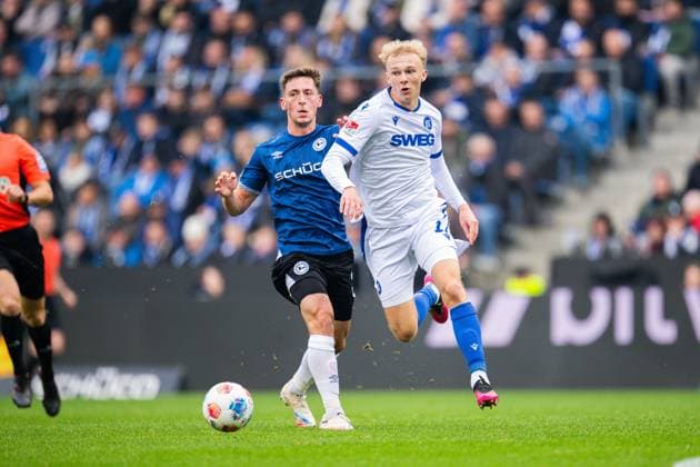 08 11 2025 Soccer, 2025 2026, 2 Bundesliga, Matchday 12, DSC Arminia Bielefeld Karlsruher SC L R Marius Wörl Bielefeld , Leon Opitz Karlsruhe DFL REGULATIONS PROHIBIT ANY USE OF PHOTOGRAPHS AS IMAGE SEQUENCES AND OR QUASI VIDEO