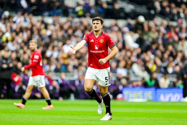 Tottenham Hotspur v Manchester United, ManU Premier League 08 11 2025. Harry Maguire (5) of Manchester United during the Premier League match between Tottenham Hotspur and Manchester United at Tottenham Hotspur Stadium, London, United Kingdom on 8 November 2025. Editorial use only DataCo restrictions apply See www.football-dataco.com , Copyright: xNigelxKeenex PSI-23192-0015