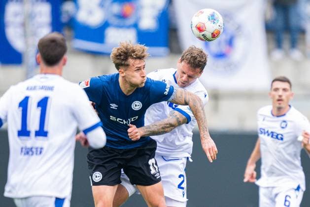 08 11 2025 Soccer, 2025 2026, 2 Bundesliga, Matchday 12, DSC Arminia Bielefeld Karlsruher SC L R Joel Grodowski Bielefeld , Marcel Franke Karlsruhe DFL REGULATIONS PROHIBIT ANY USE OF PHOTOGRAPHS AS IMAGE SEQUENCES AND OR QUASI VIDEO