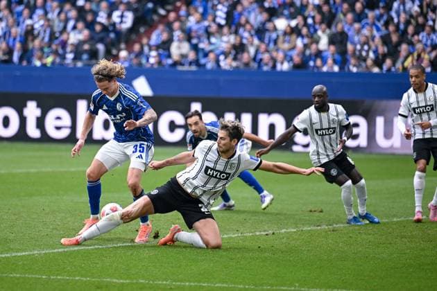 08 11 2025, Football, 2 Bundesliga, Season 2025 2026, Matchday 12, FC Schalke 04 SV Elversberg, Goal chance Mika Wallentowitz FC Schalke 04 , Maximilian Rohr SV Elversberg xRHR PHOTO YYx Copyright: KROEGER RHR-FOTOx RHR-FOTO YY