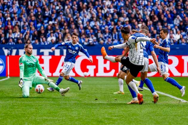 Younes Ebnoutalib of SV Elversberg shoots the ball under pressure from Hasan Kurucay of Schalke 04 and goalkeeper Loris Karius of Schalke 04 makes a save FC Schalke 04 v SV Elversberg, 2. Bundesliga, FC Schalke 04 v SV Elversberg, Veltins-Arena, November 8, 2025, Gelsenkirchen, Germany.