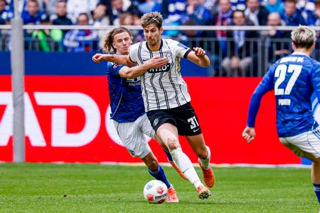 Maximilian Rohr of SV Elversberg and Mika Tom Wallentowitz of Schalke 04 battle for the ball FC Schalke 04 v SV Elversberg, 2. Bundesliga, FC Schalke 04 v SV Elversberg, Veltins-Arena, November 8, 2025, Gelsenkirchen, Germany.