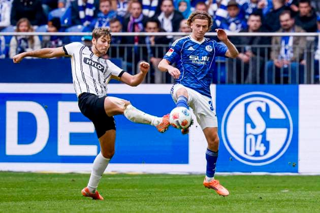Mika Tom Wallentowitz of Schalke 04 and Maximilian Rohr of SV Elversberg battle for the ball FC Schalke 04 v SV Elversberg, 2. Bundesliga, FC Schalke 04 v SV Elversberg, Veltins-Arena, November 8, 2025, Gelsenkirchen, Germany.